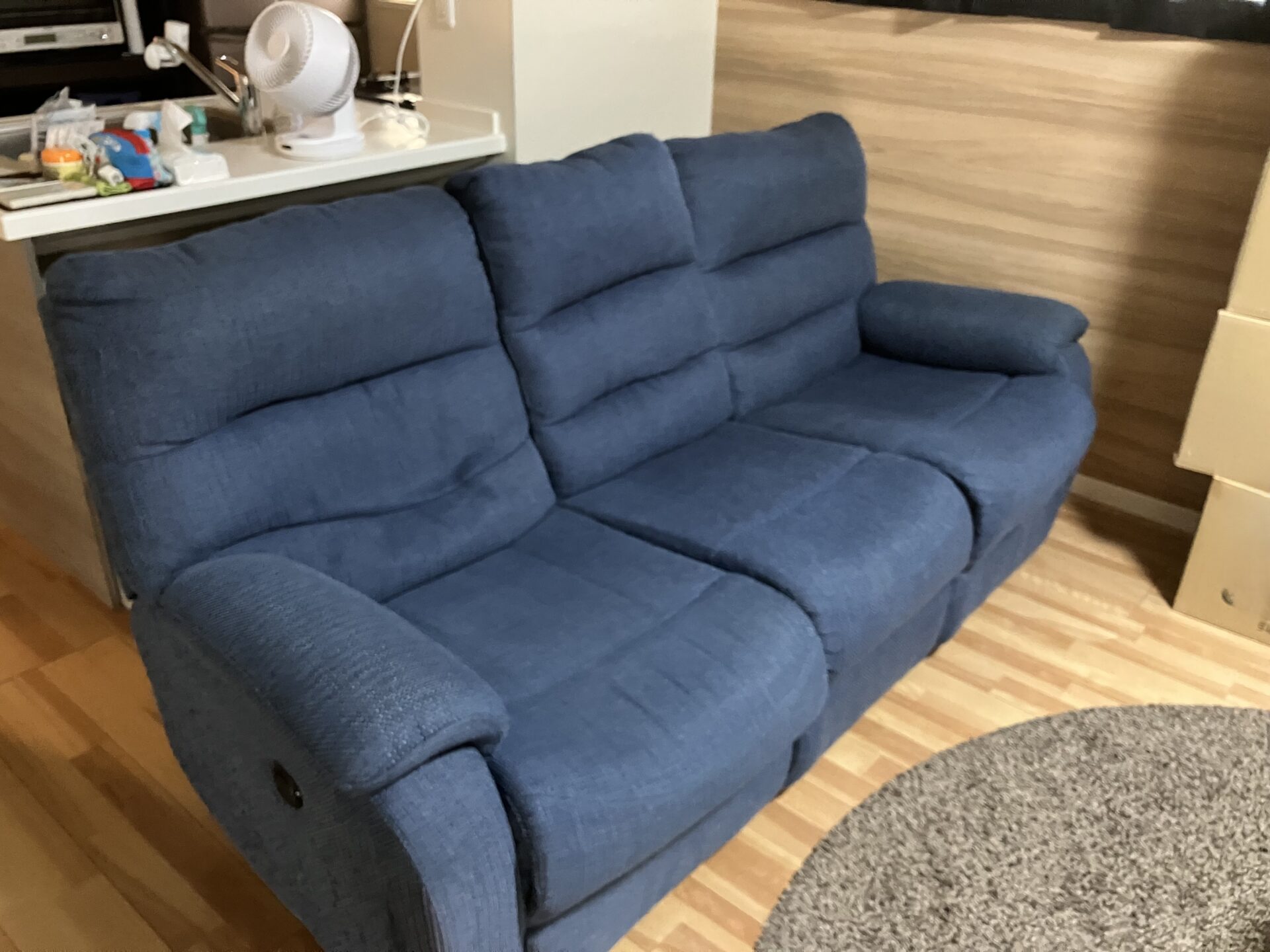 「電動ソファやテレビ台、チェストなどを回収しました」作業写真