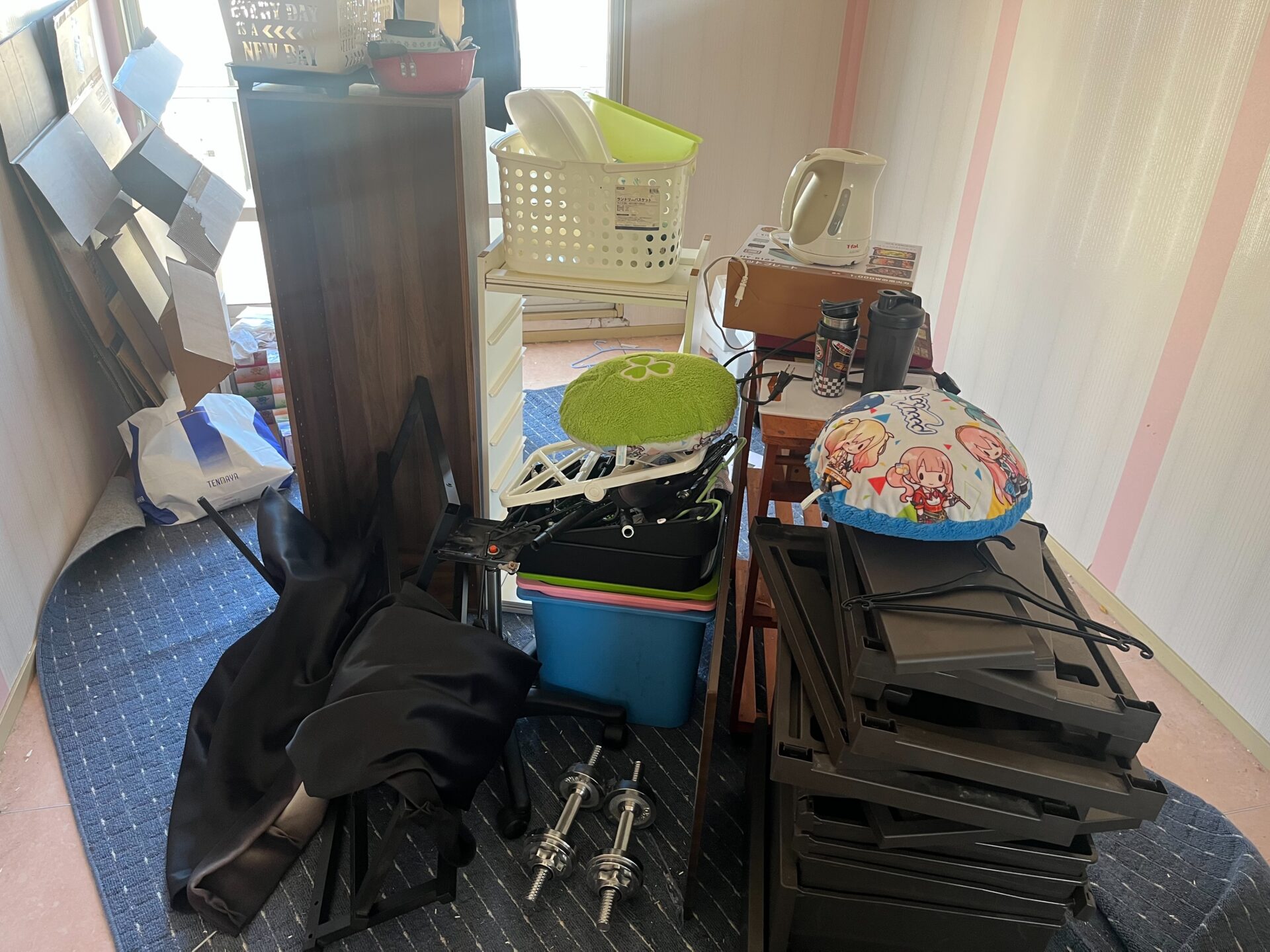 「引越し準備中に不要になった毛布や棚などを回収しました」作業写真