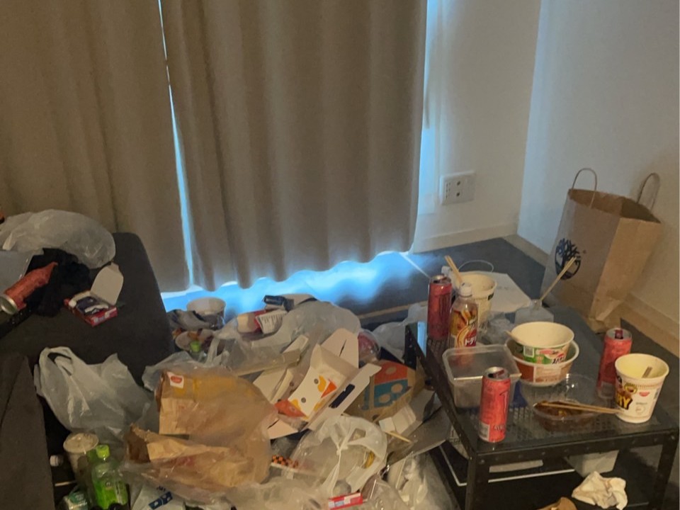 「お部屋に放置された衣類やペットボトルなどを回収しました」作業写真